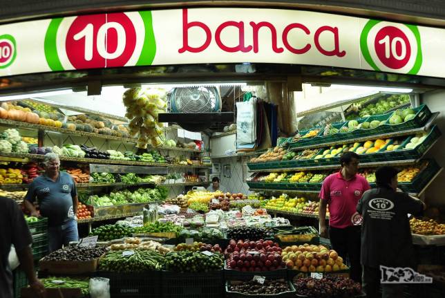 Uma das inúmeras bancas co Mercado Municipal de Porto Alegre, no Rio Grande do Sul